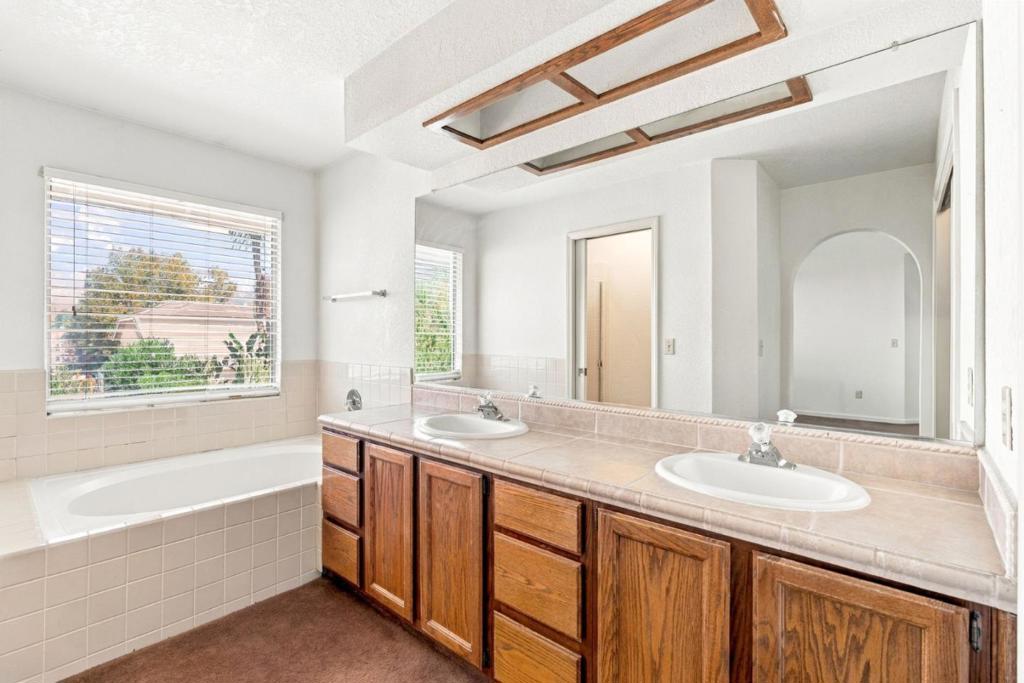 1014 Neal St, Los Banos, CA 93635