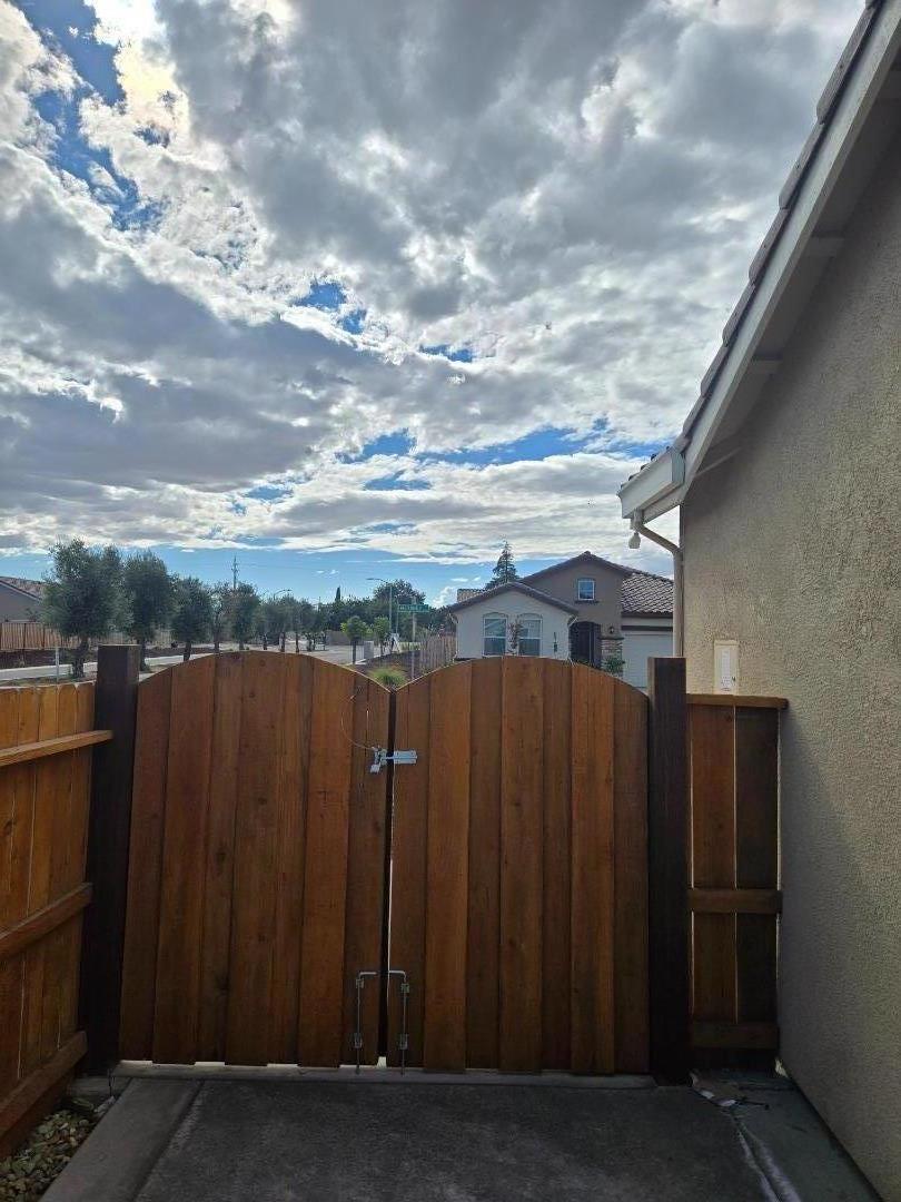 1948 Mastrangelo St, Los Banos, CA 93635