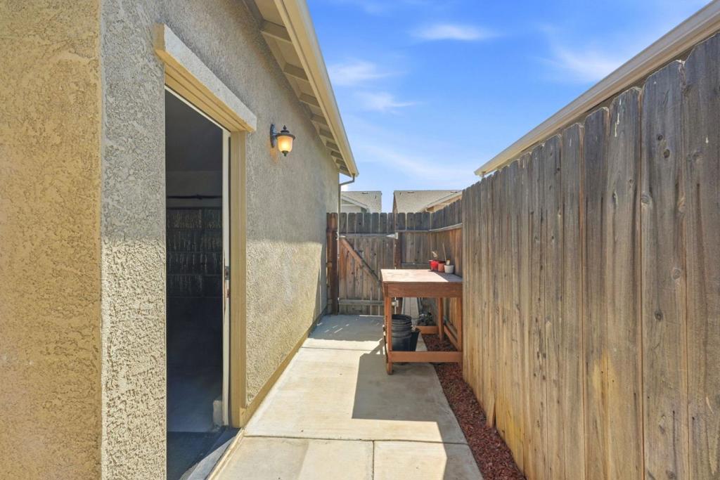 844 Castellona Dr, Newman, CA 95360