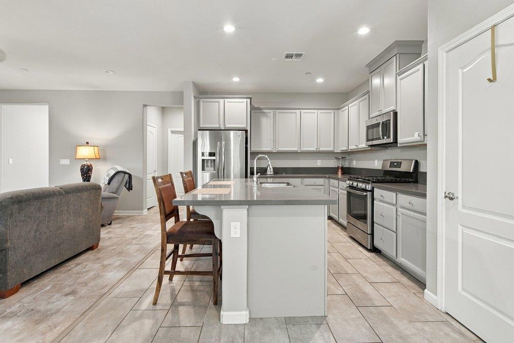 863 Fritz Dr, Los Banos, CA 93635