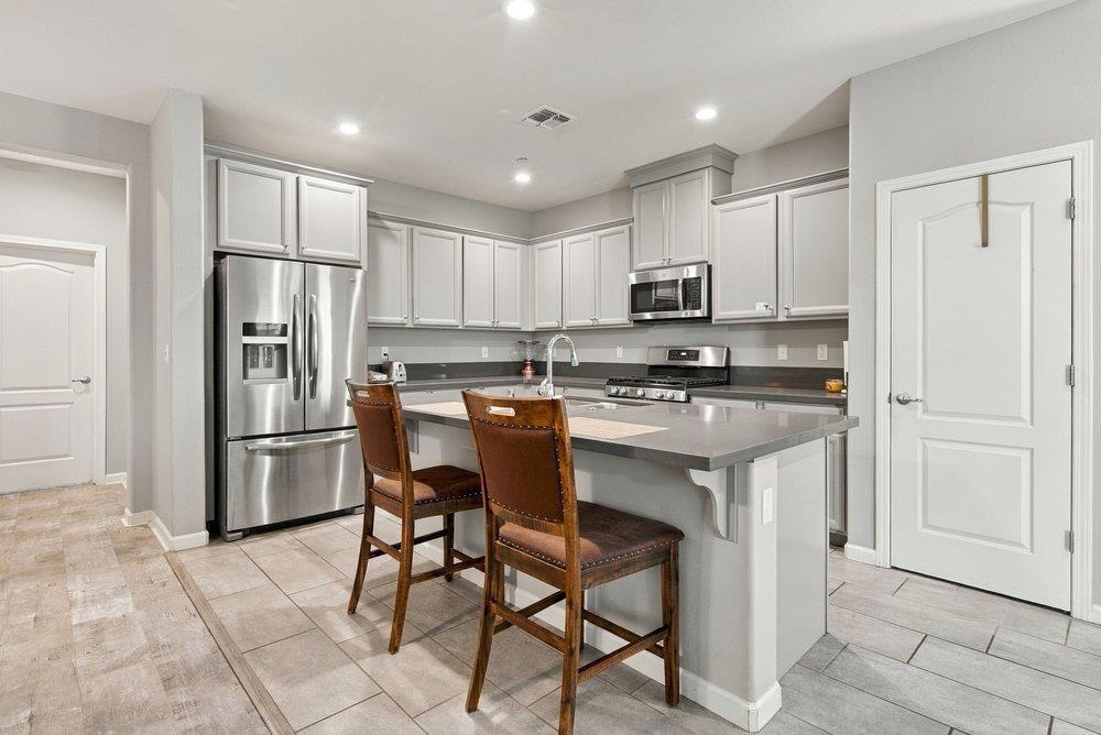 863 Fritz Dr, Los Banos, CA 93635