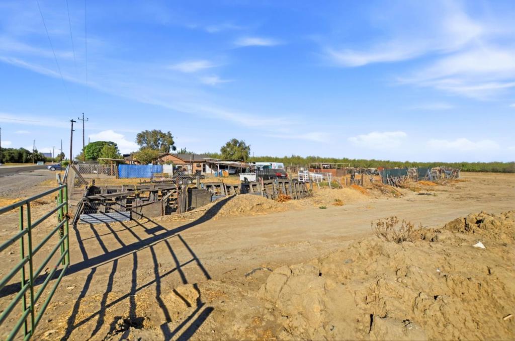 16700 Ward Rd, Los Banos, CA 93635