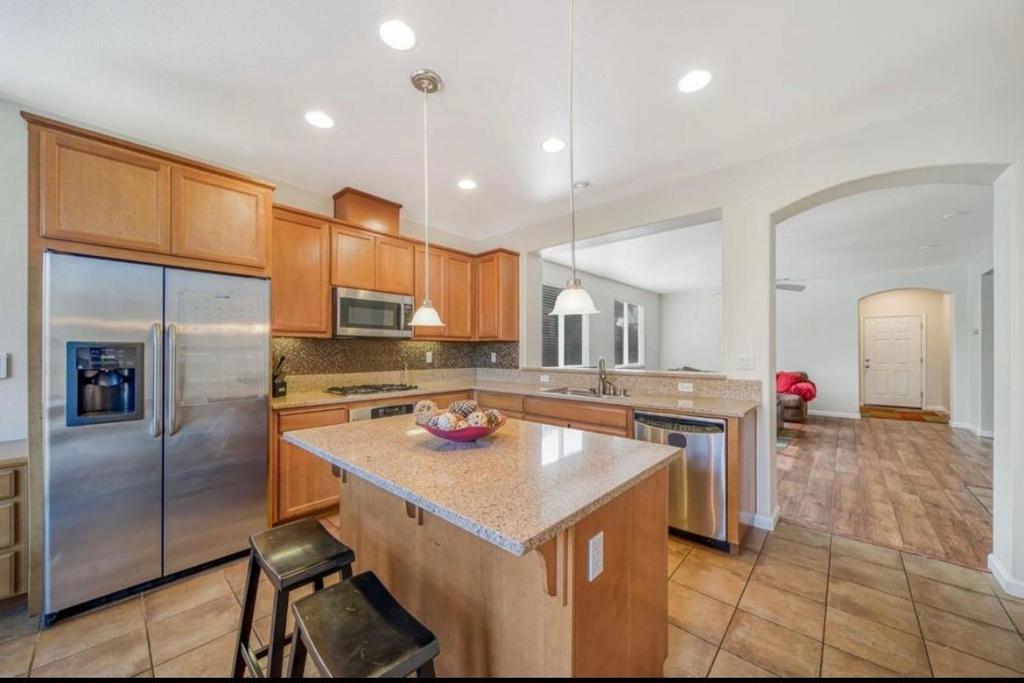 1648 Bermuda Ln, Manteca, CA 95337