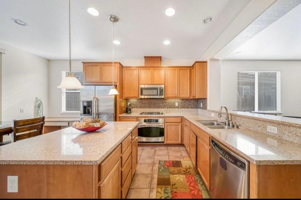 1648 Bermuda Ln, Manteca, CA 95337