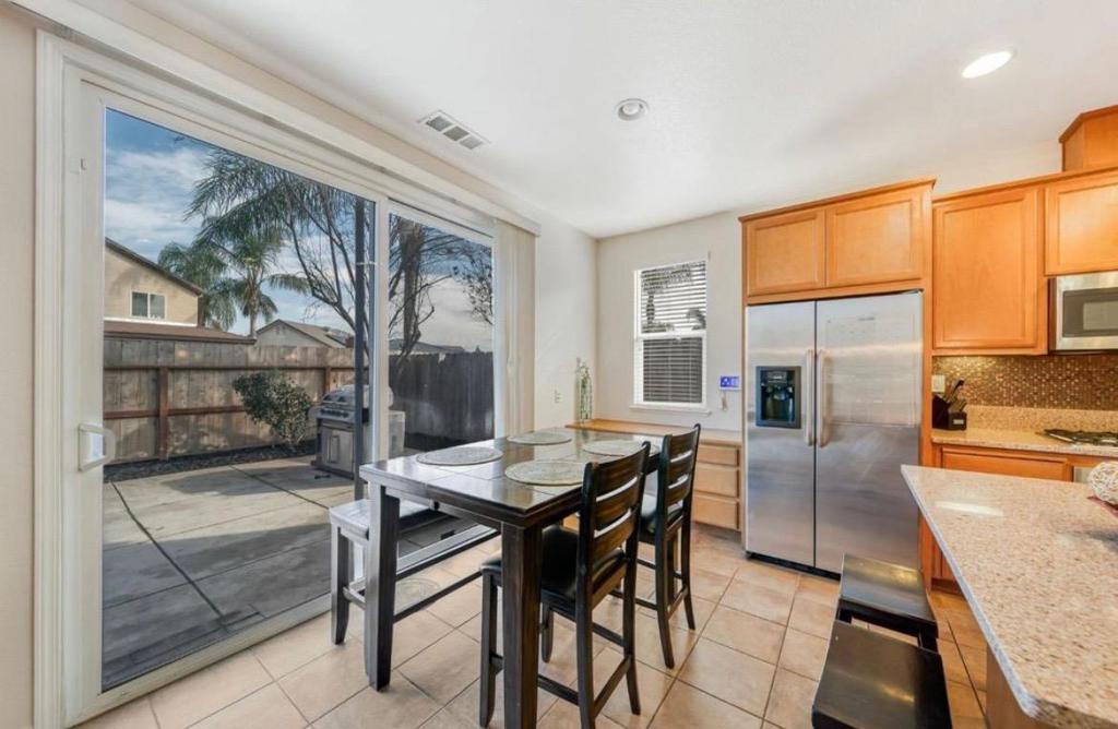 1648 Bermuda Ln, Manteca, CA 95337