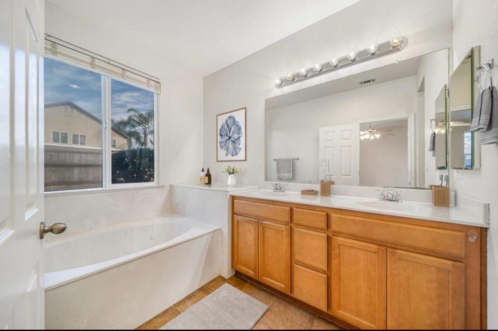 1648 Bermuda Ln, Manteca, CA 95337