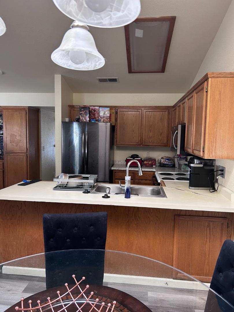 3074 W Queens Cir, Merced, CA 95340