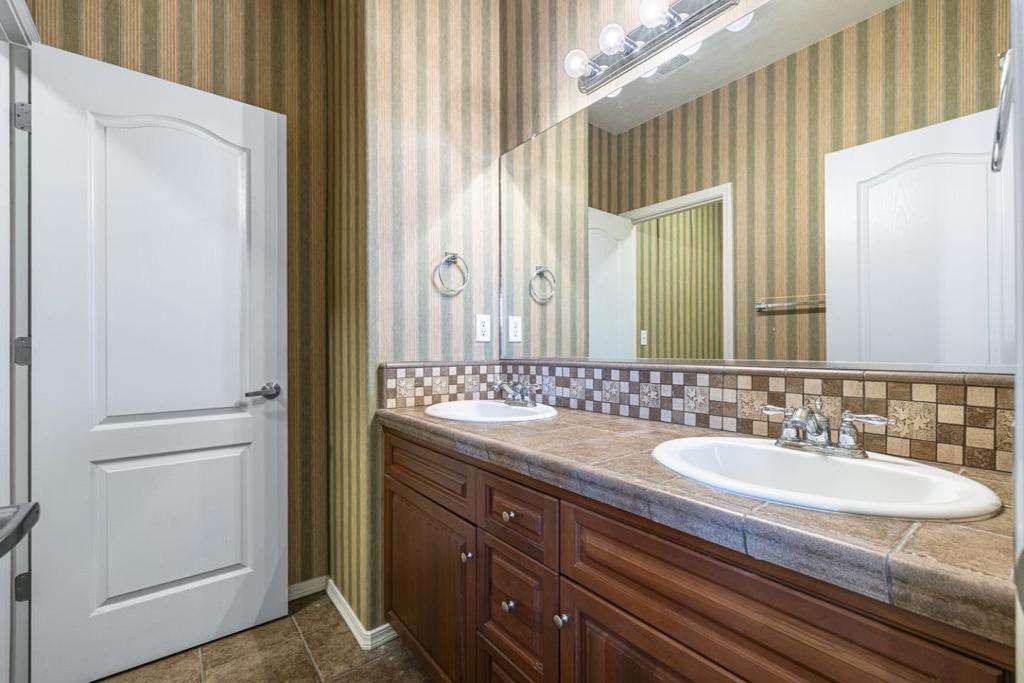 4129 W Cherry Tree Ln, Fresno, CA 93722