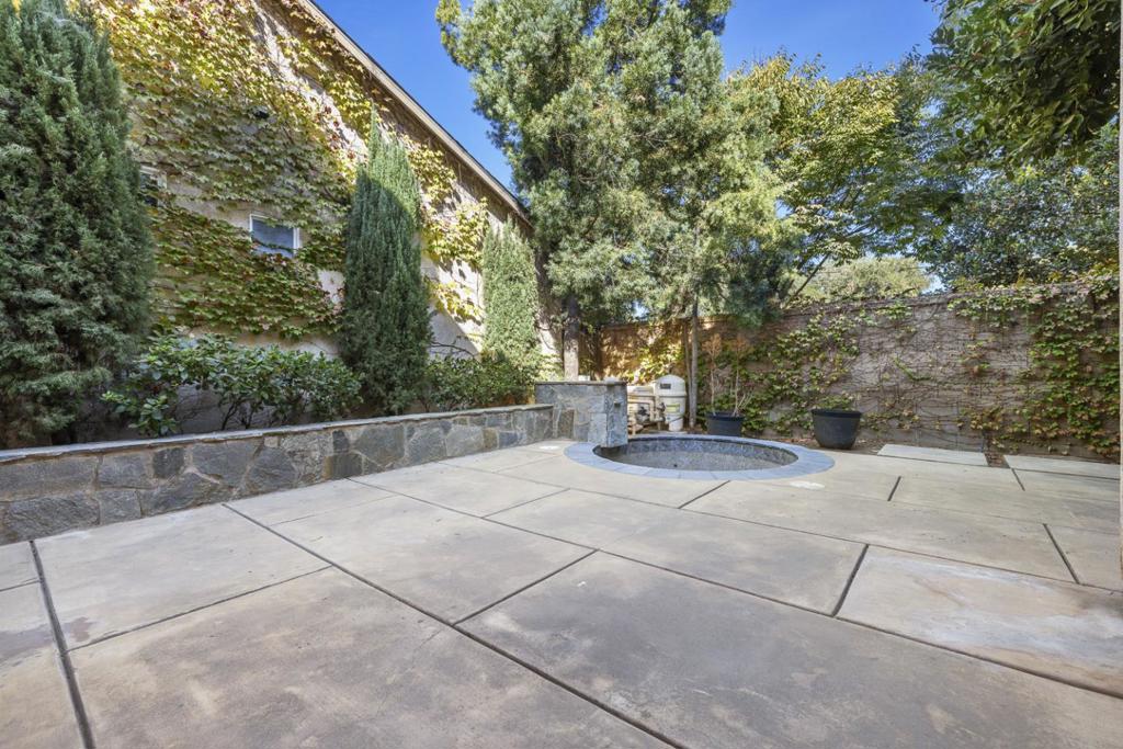 4129 W Cherry Tree Ln, Fresno, CA 93722