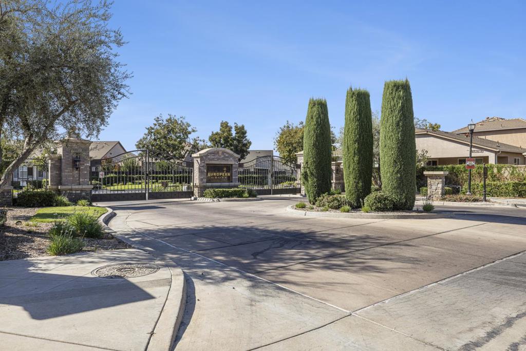 4129 W Cherry Tree Ln, Fresno, CA 93722