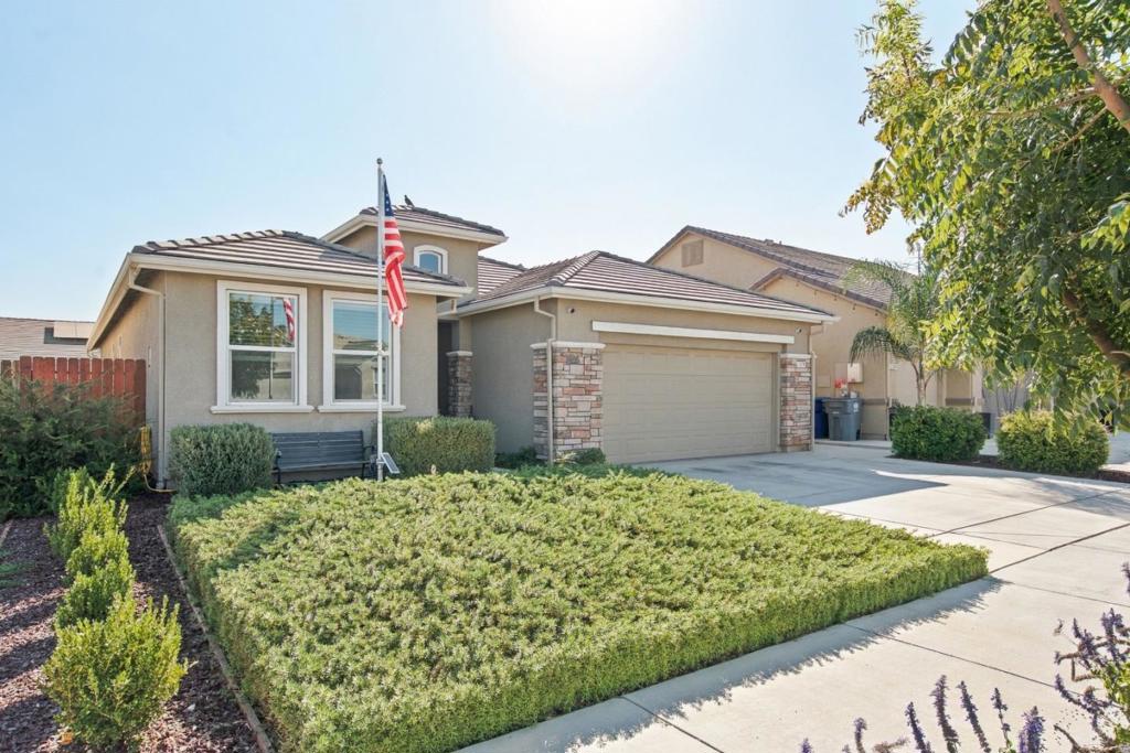 1874 Summit Dr, Los Banos, CA 93635