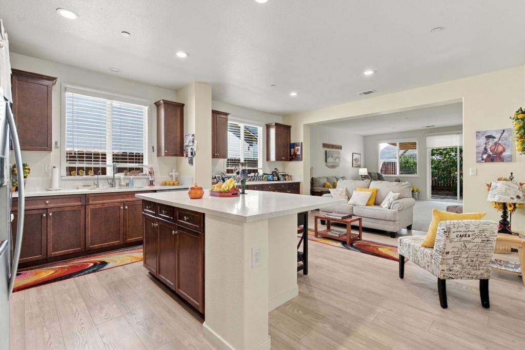 1874 Summit Dr, Los Banos, CA 93635