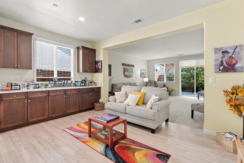 1874 Summit Dr, Los Banos, CA 93635