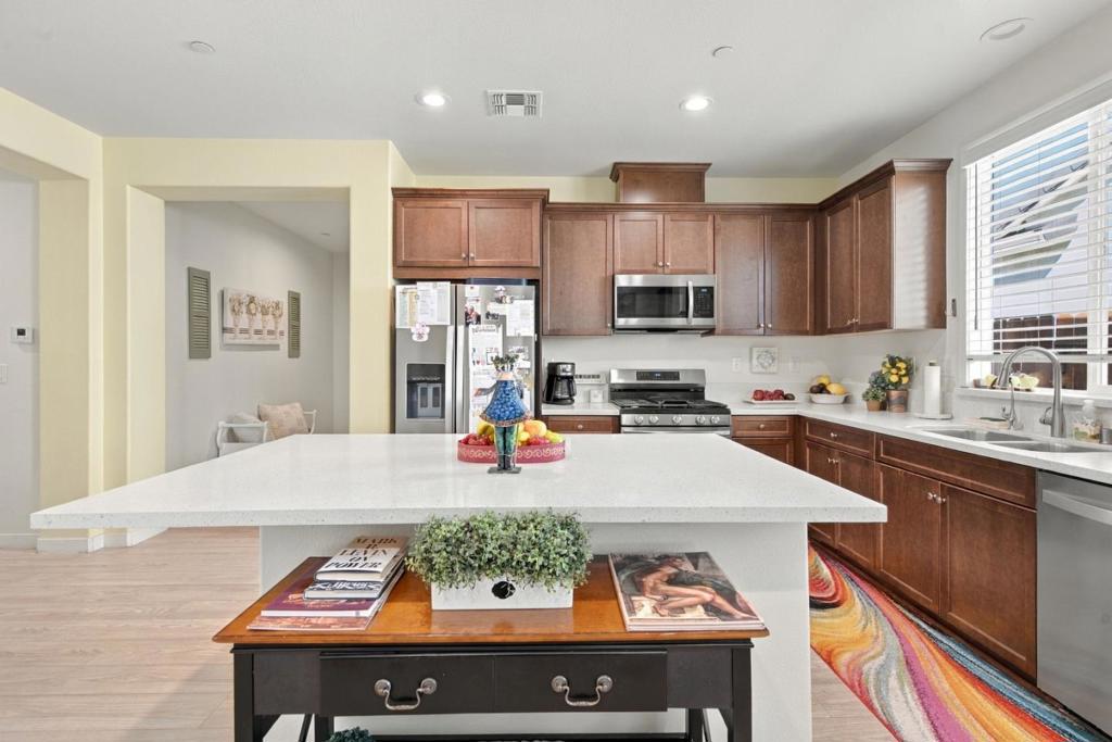 1874 Summit Dr, Los Banos, CA 93635