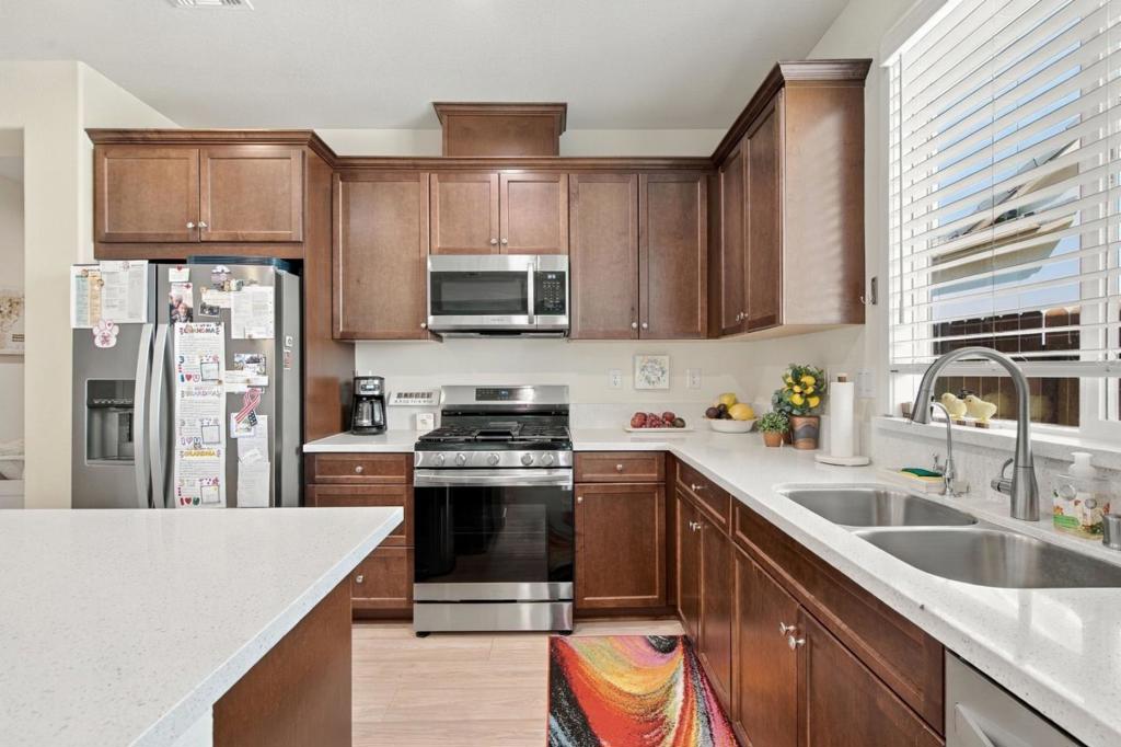 1874 Summit Dr, Los Banos, CA 93635
