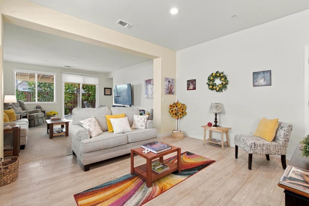 1874 Summit Dr, Los Banos, CA 93635
