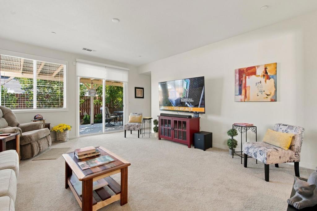 1874 Summit Dr, Los Banos, CA 93635
