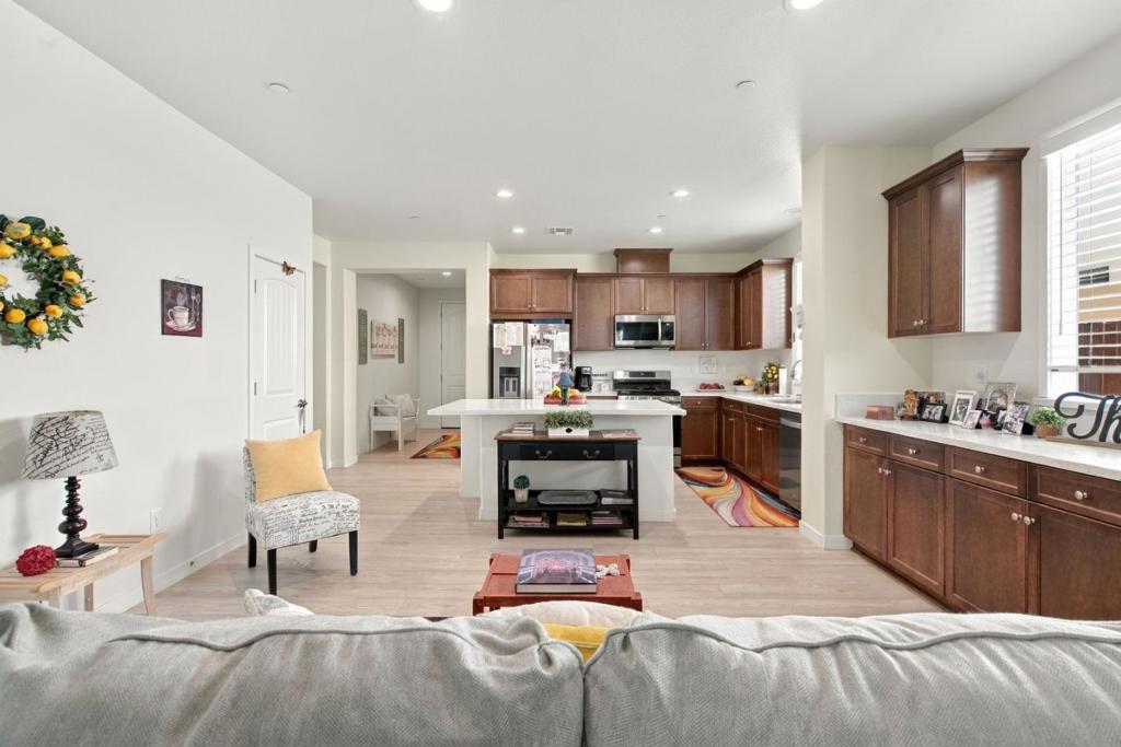 1874 Summit Dr, Los Banos, CA 93635