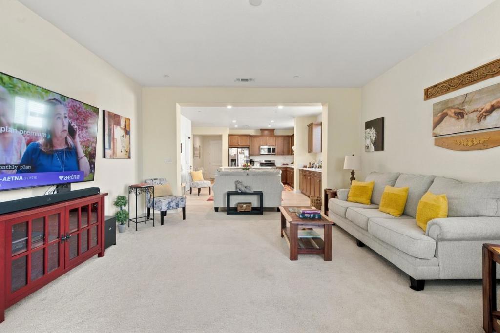 1874 Summit Dr, Los Banos, CA 93635