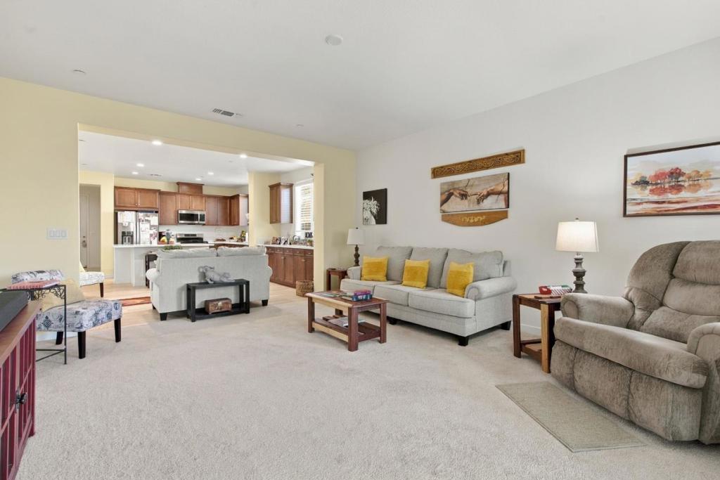 1874 Summit Dr, Los Banos, CA 93635