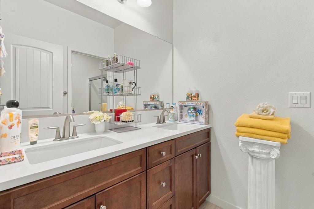 1874 Summit Dr, Los Banos, CA 93635
