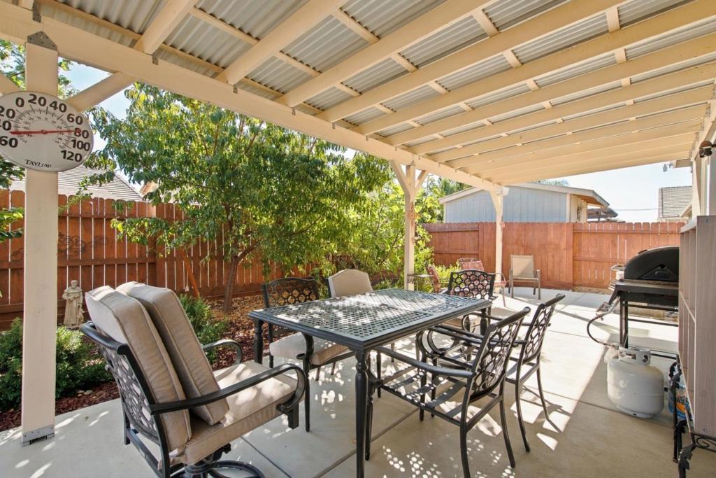 1874 Summit Dr, Los Banos, CA 93635