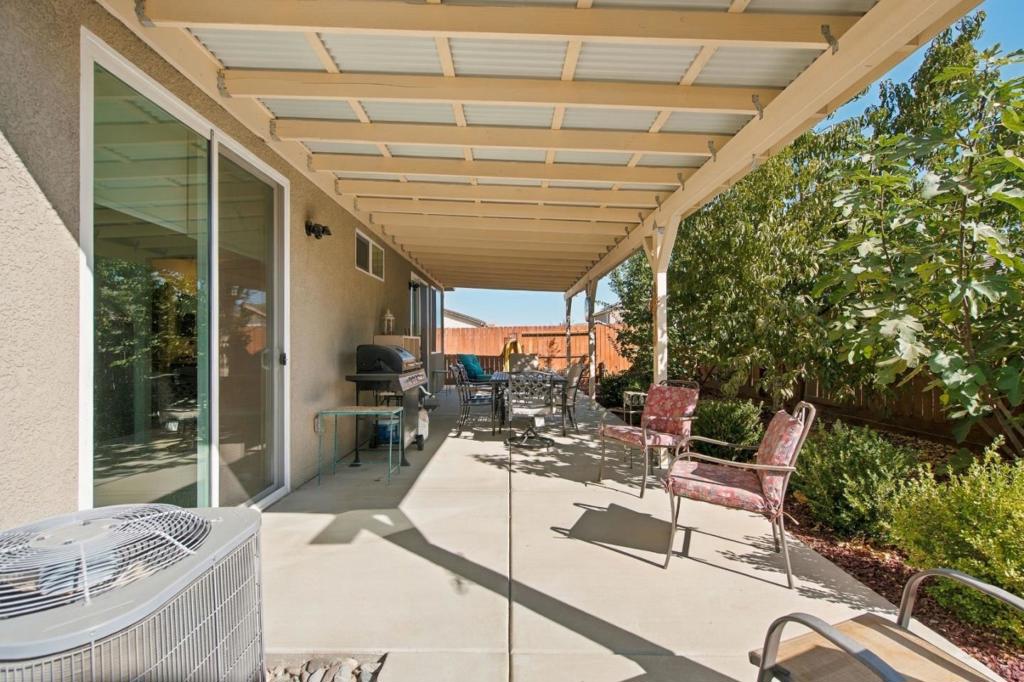 1874 Summit Dr, Los Banos, CA 93635