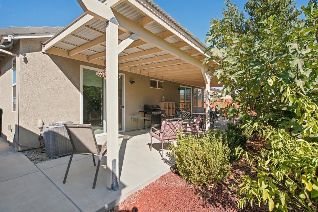 1874 Summit Dr, Los Banos, CA 93635