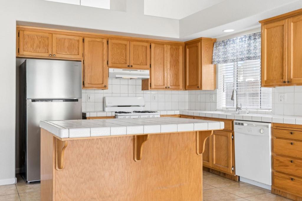 2228 Park Arcadia Ct, Los Banos, CA 93635