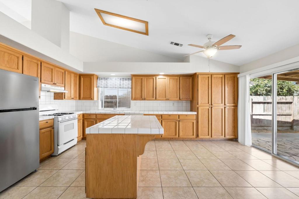 2228 Park Arcadia Ct, Los Banos, CA 93635