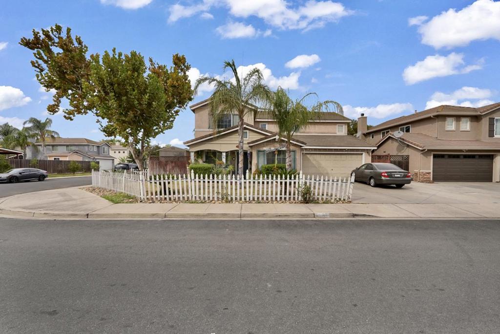 825 Rolling Oak Ct, Modesto, CA 95351