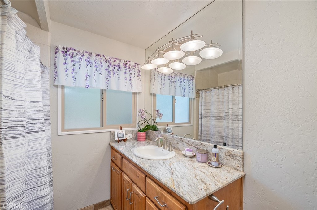 45871 Sutton Dr, Oakhurst, CA 93644