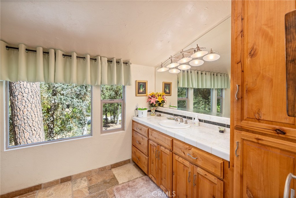 45871 Sutton Dr, Oakhurst, CA 93644