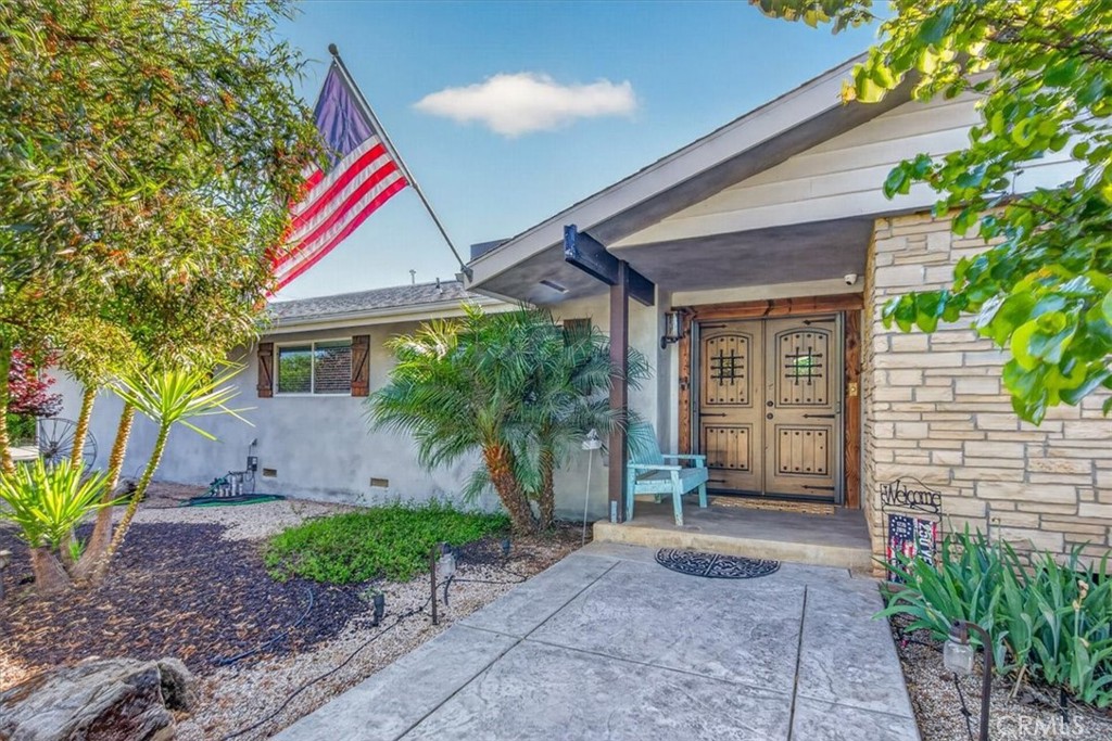 5325 N Greenwood Dr, Clovis, CA 93619