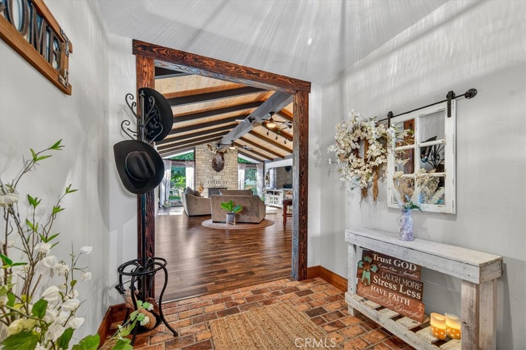 5325 N Greenwood Dr, Clovis, CA 93619