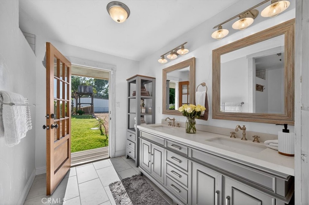 5325 N Greenwood Dr, Clovis, CA 93619