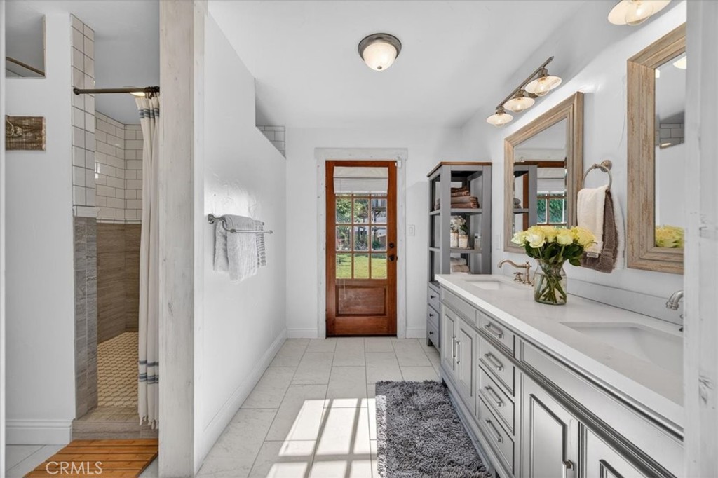 5325 N Greenwood Dr, Clovis, CA 93619