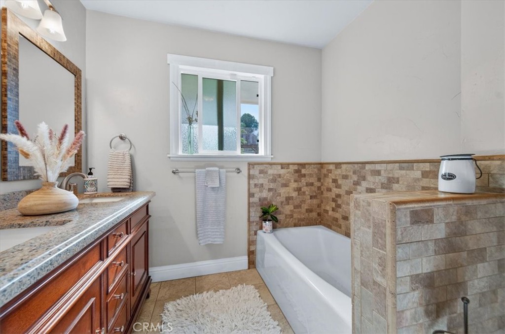 5325 N Greenwood Dr, Clovis, CA 93619