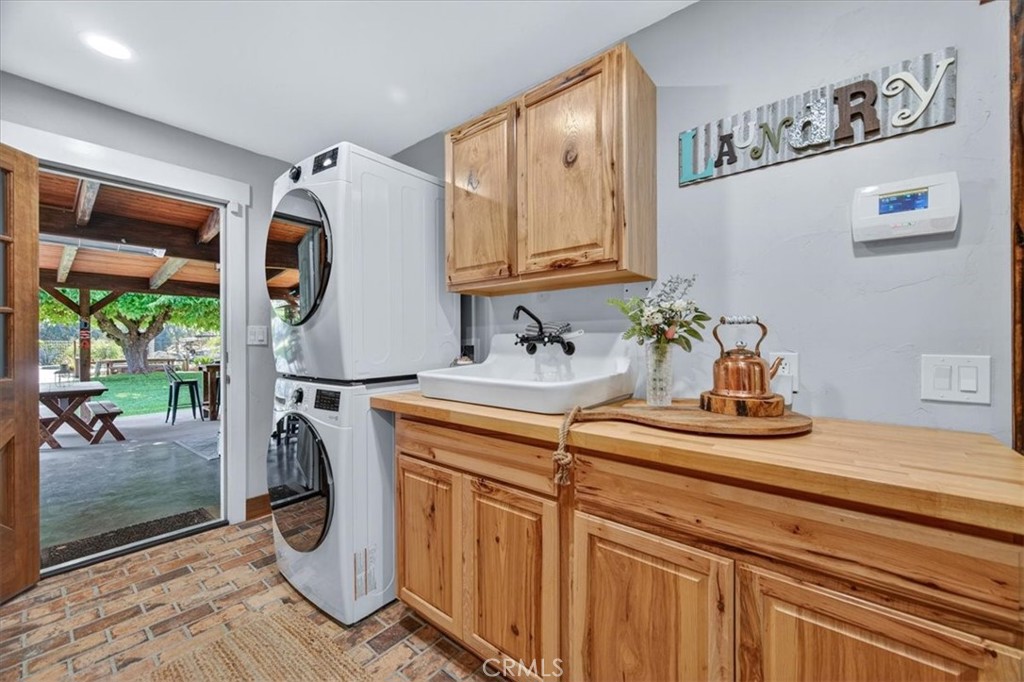 5325 N Greenwood Dr, Clovis, CA 93619