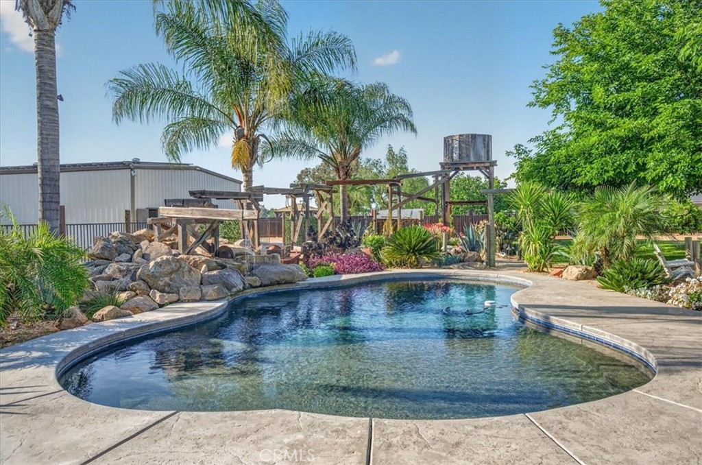 5325 N Greenwood Dr, Clovis, CA 93619