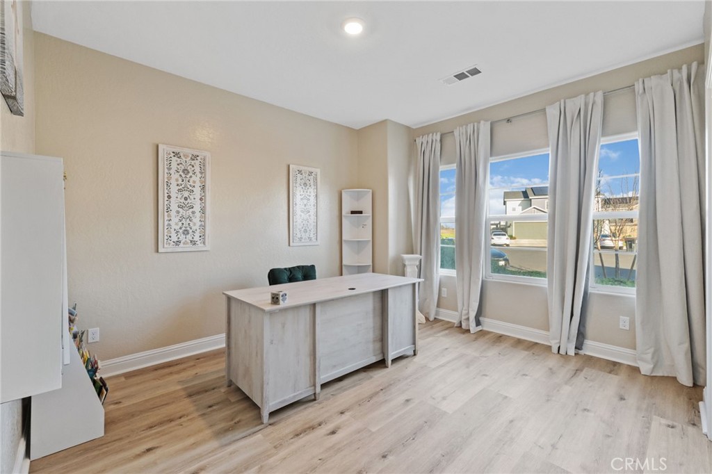 3731 N Summers Ct, Visalia, CA 93291