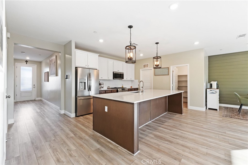 3731 N Summers Ct, Visalia, CA 93291