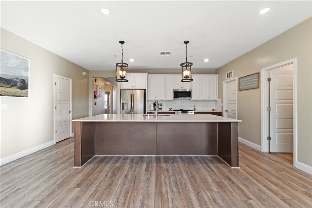 3731 N Summers Ct, Visalia, CA 93291