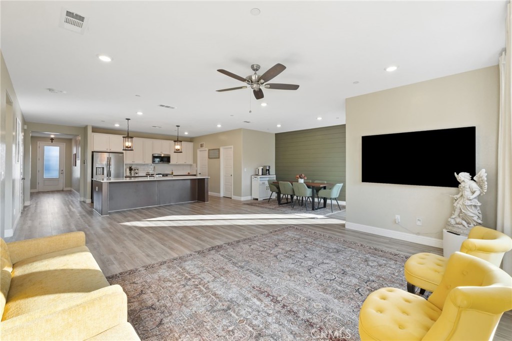 3731 N Summers Ct, Visalia, CA 93291