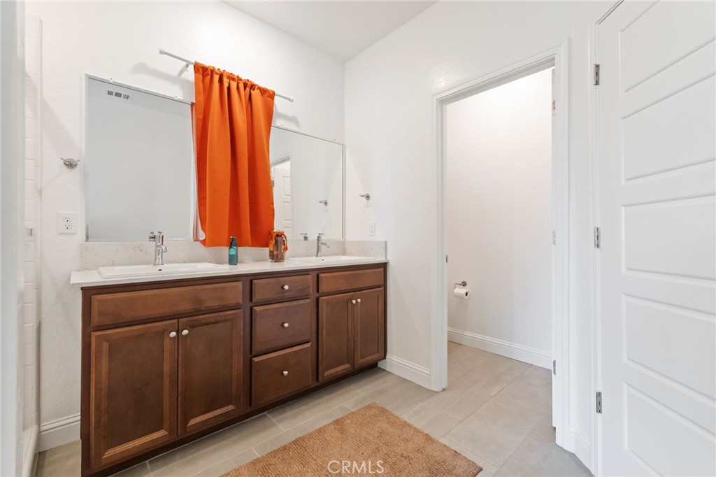 3731 N Summers Ct, Visalia, CA 93291