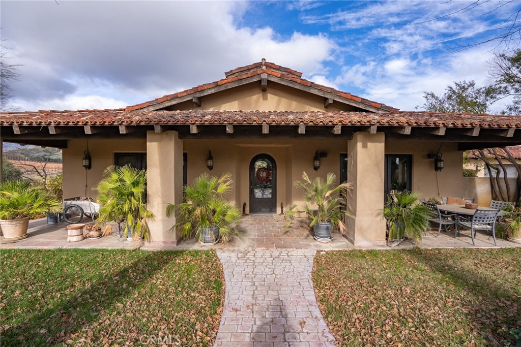 2135 Live Oak Rd, Paso Robles, CA 93446