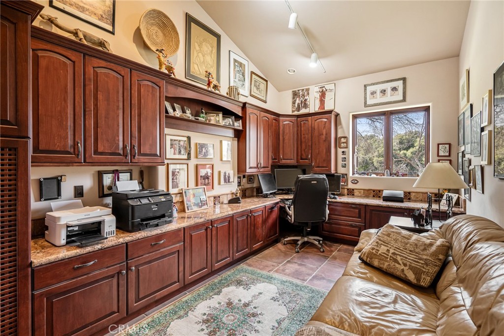 2135 Live Oak Rd, Paso Robles, CA 93446