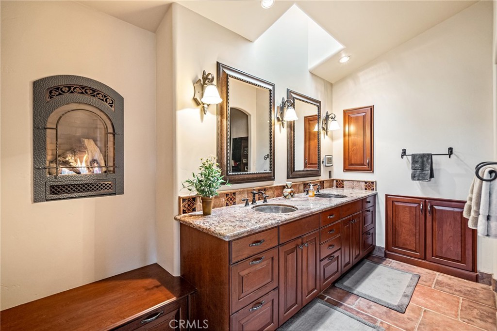 2135 Live Oak Rd, Paso Robles, CA 93446