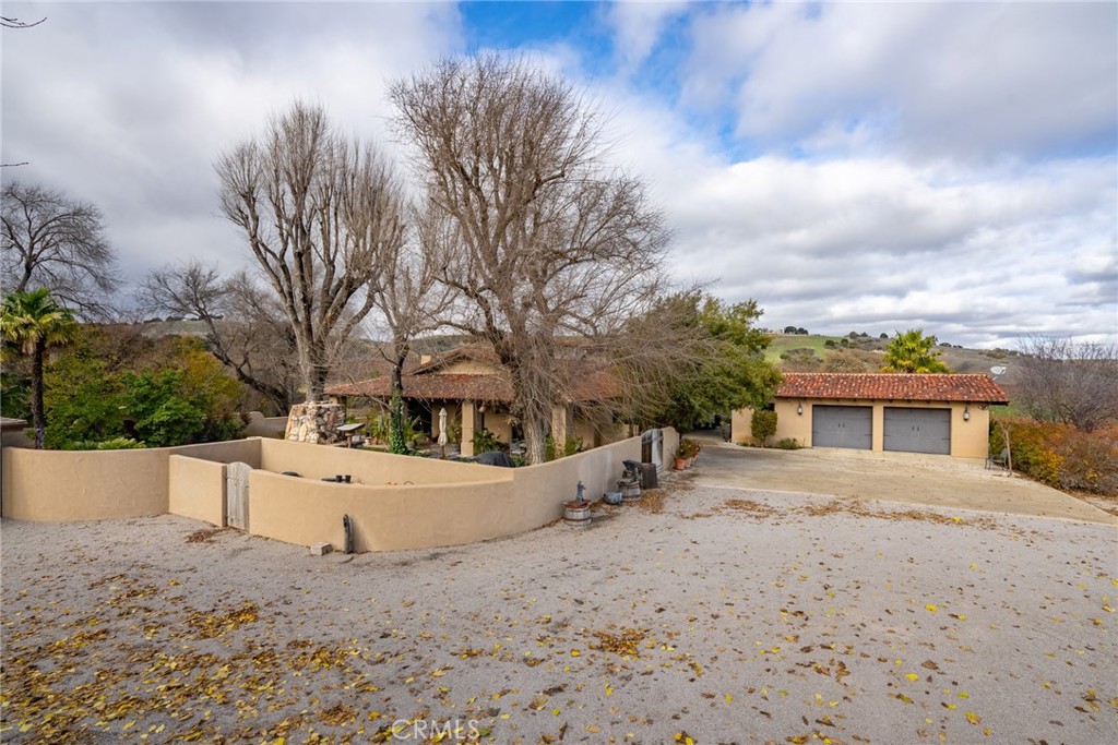2135 Live Oak Rd, Paso Robles, CA 93446