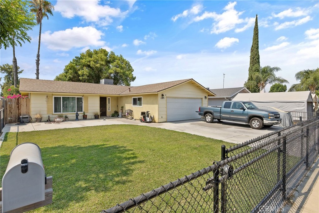 1911 W Vine St, Visalia, CA 93277
